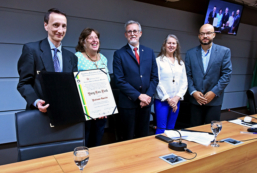 Homenagem foi feita em Sessão extraordinária do Consu