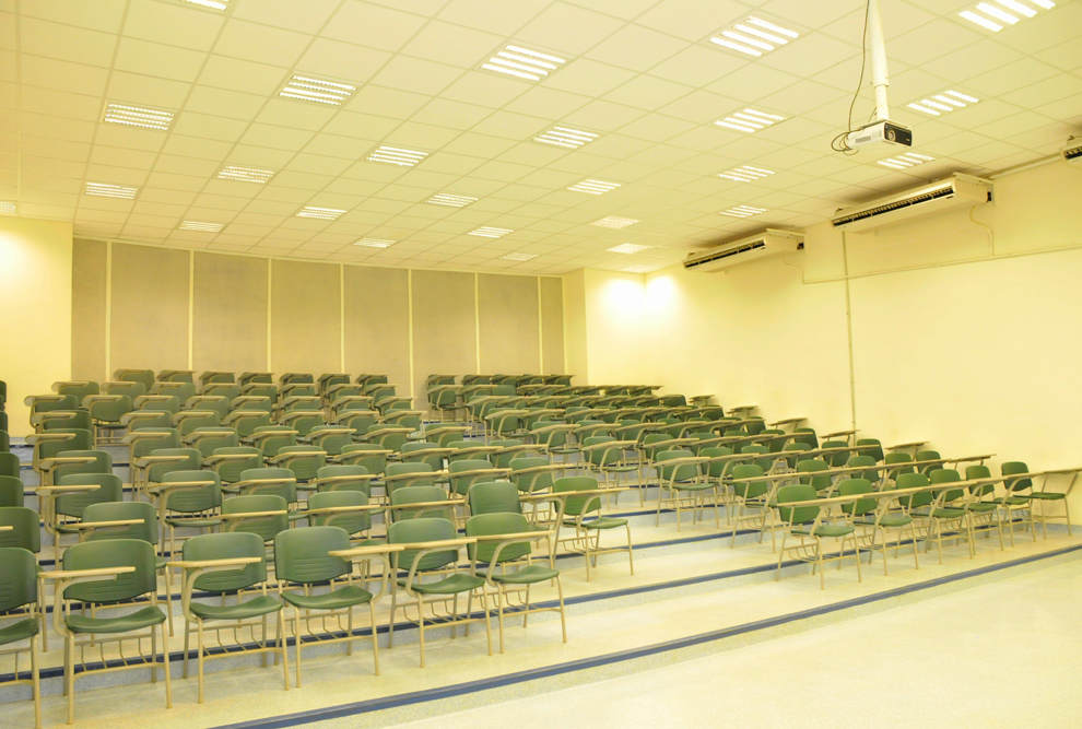 Sala de aula no Ciclo Básico no campus de Campinas da Unicamp; em 2005, o Tribunal Constitucional Alemão decidiu que os Estados poderiam cobrar taxas de matrícula semestrais nas universidades públicas