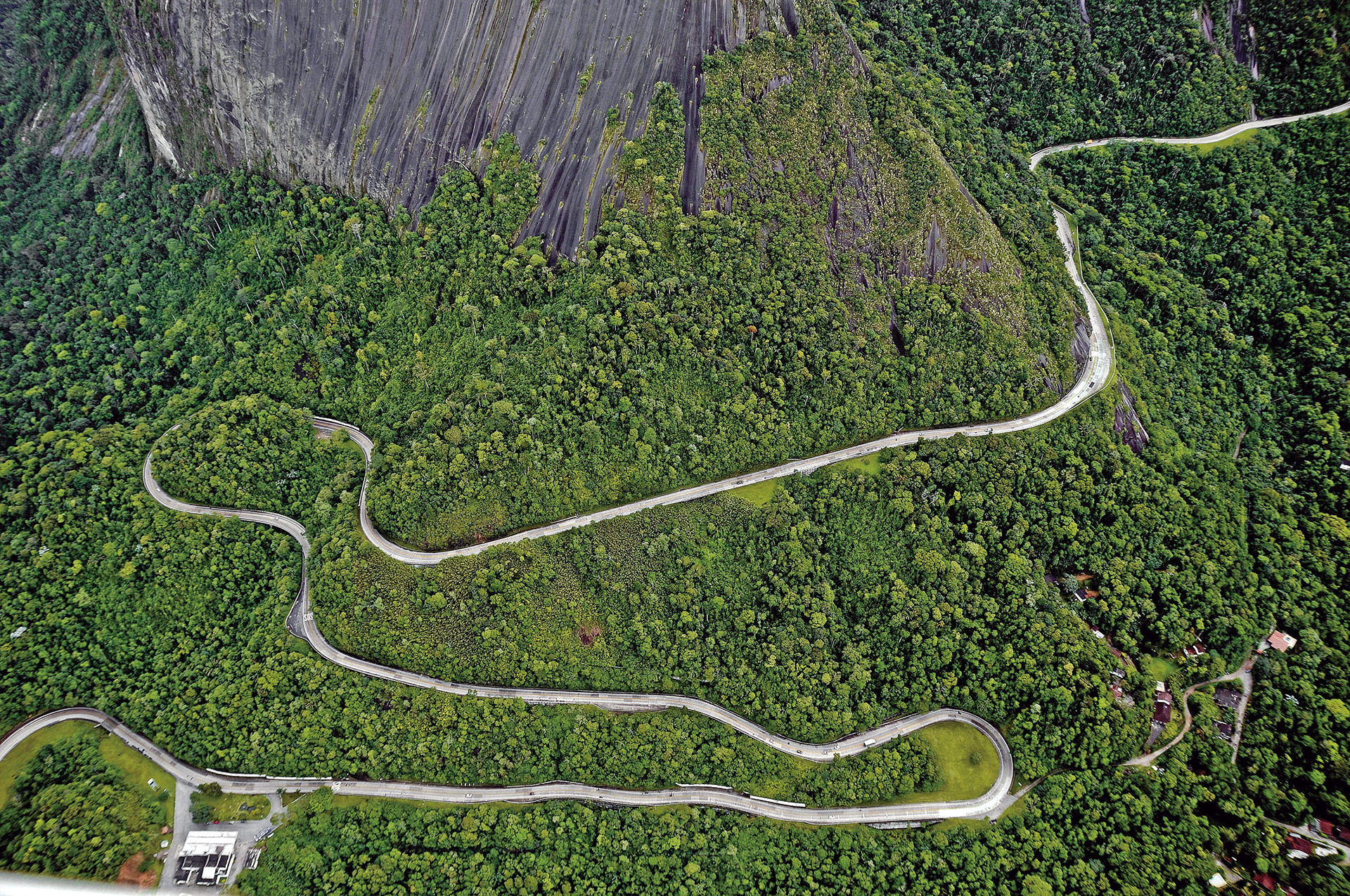 Trecho de serra da Rodovia Rio-Teresópolis (BR-116): a maioria das vias em serras brasileiras não foi objeto de um projeto estruturado