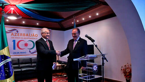 Os embaixadores Elkhan Polukhov (Azerbaijão) e Fernando Simas Magalhães (Brasil), durante evento em comemoração ao 100º aniversário da República Democrática do Azerbaijão.