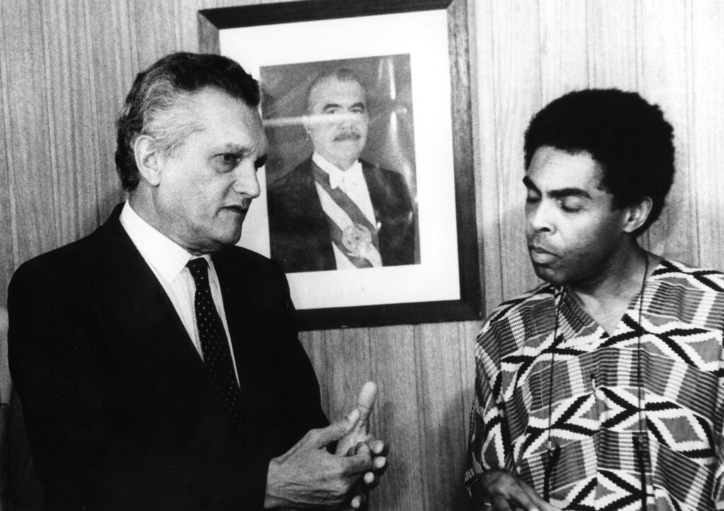 Celso Furtado, então ministro da Cultura, cargo que ocupou entre 1986 e 1988, recebe o compositor Gilberto Gil: criando as primeiras leis de incentivo na área