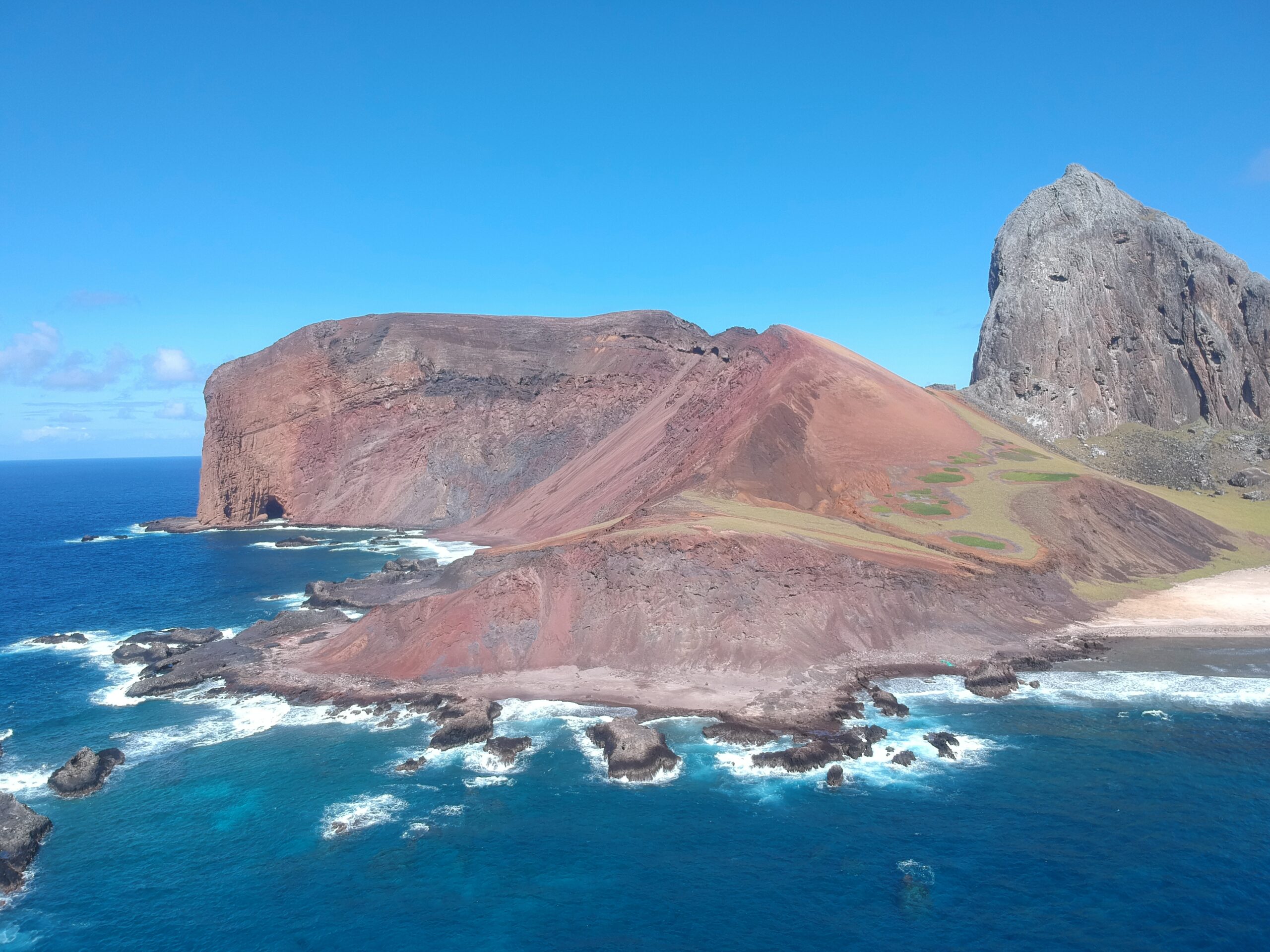 Vista aérea da Ilha da Trindade, que fica a cerca de 1.000 km da costa capixaba: localização estratégica por estar situada no centro da Anomalia Magnética do Atlântico Sul