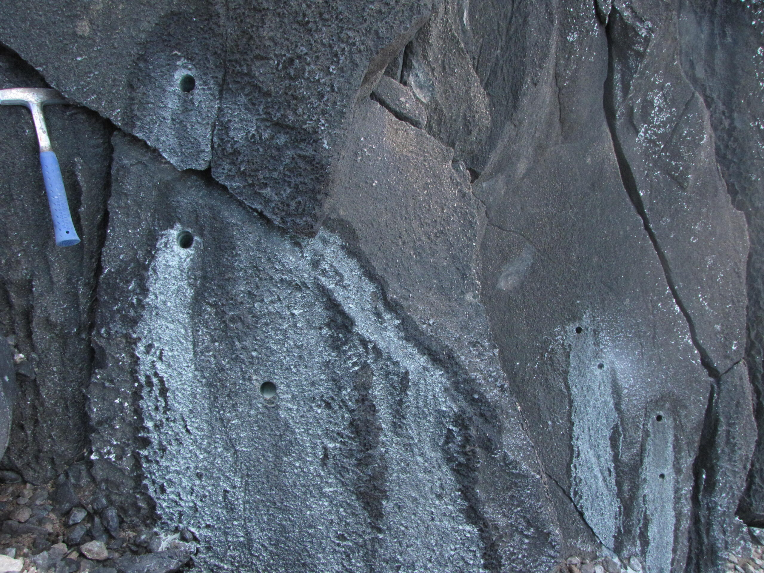 Rochas ígneas na Ilha da Trindade: vestígios do último vulcão formado no Brasil a partir de um derramamento de magma ocorrido há cerca de 300 mil anos