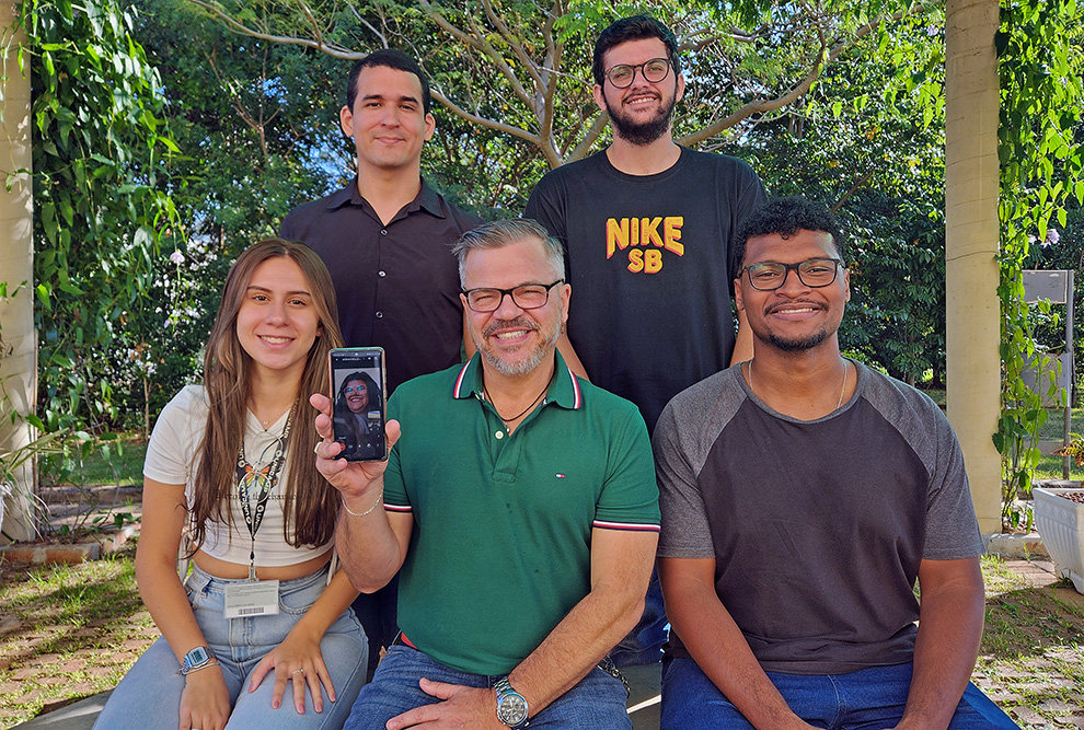 O coordenador da Apegeo Rafael Straforini (ao centro) com o grupo de monitores do projeto Viver a Cidade