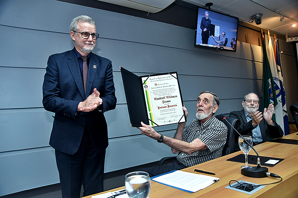 O professor Benson formou seis gerações de orientados; está aposentado desde 2012, quando completou 70 anos