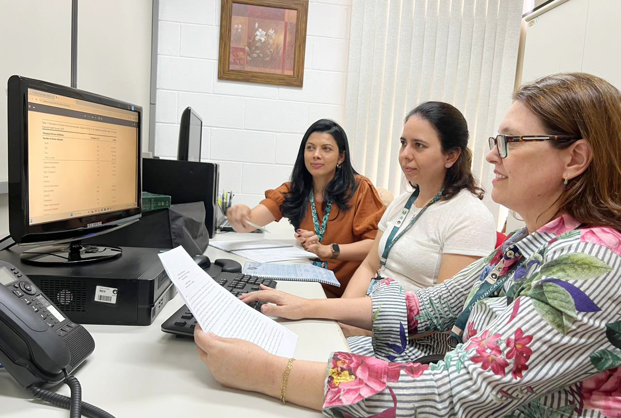 Da esquerda para a direita, pesquisadoras da FCM, Aldiane Gomes de Macedo Bacurau, Daniela de Assumpção e Priscila Maria Stolses Bergamo Francisco (Foto: Divulgação/EpiDOC)