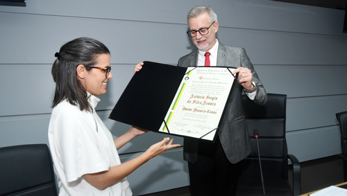 Como um ato de “reparação histórica”, a Universidade entregou o título póstumo de Doutor Honoris Causa ao médico Sérgio Arouca
