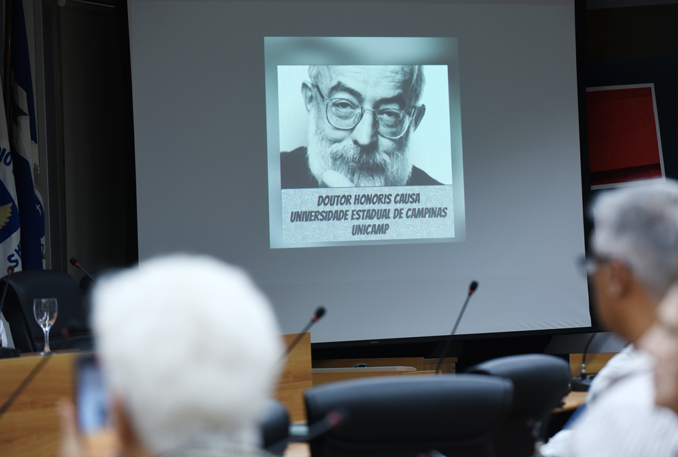 Como um ato de “reparação histórica”, a Universidade entregou o título póstumo de Doutor Honoris Causa ao médico Sérgio Arouca