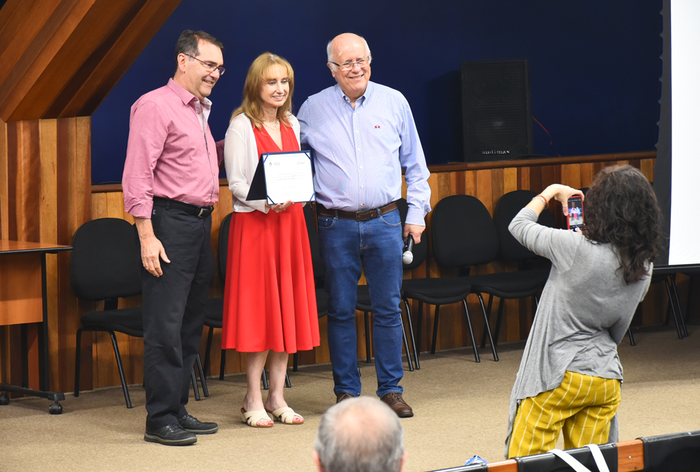 Rosaly Lopes recebeu um certificado de participação no Programa “Cesar Lattes” do Cientista Residente 