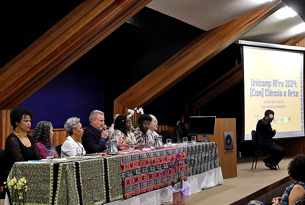 Mesa de abertura do evento  [UnicampAfro] Excelência Preta – (Com) Ciência e Arte: o papel das artes e ciências negras para enegrecer as universidades