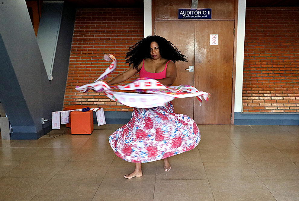 A performance Dança da Alegria, da artista e ativista Andrea Mendes