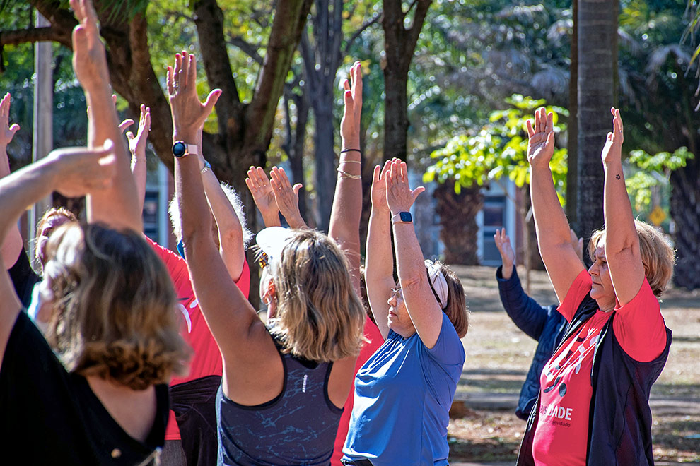 Participantes do Programa UniversIDADE praticam exercícios na Praça da Paz