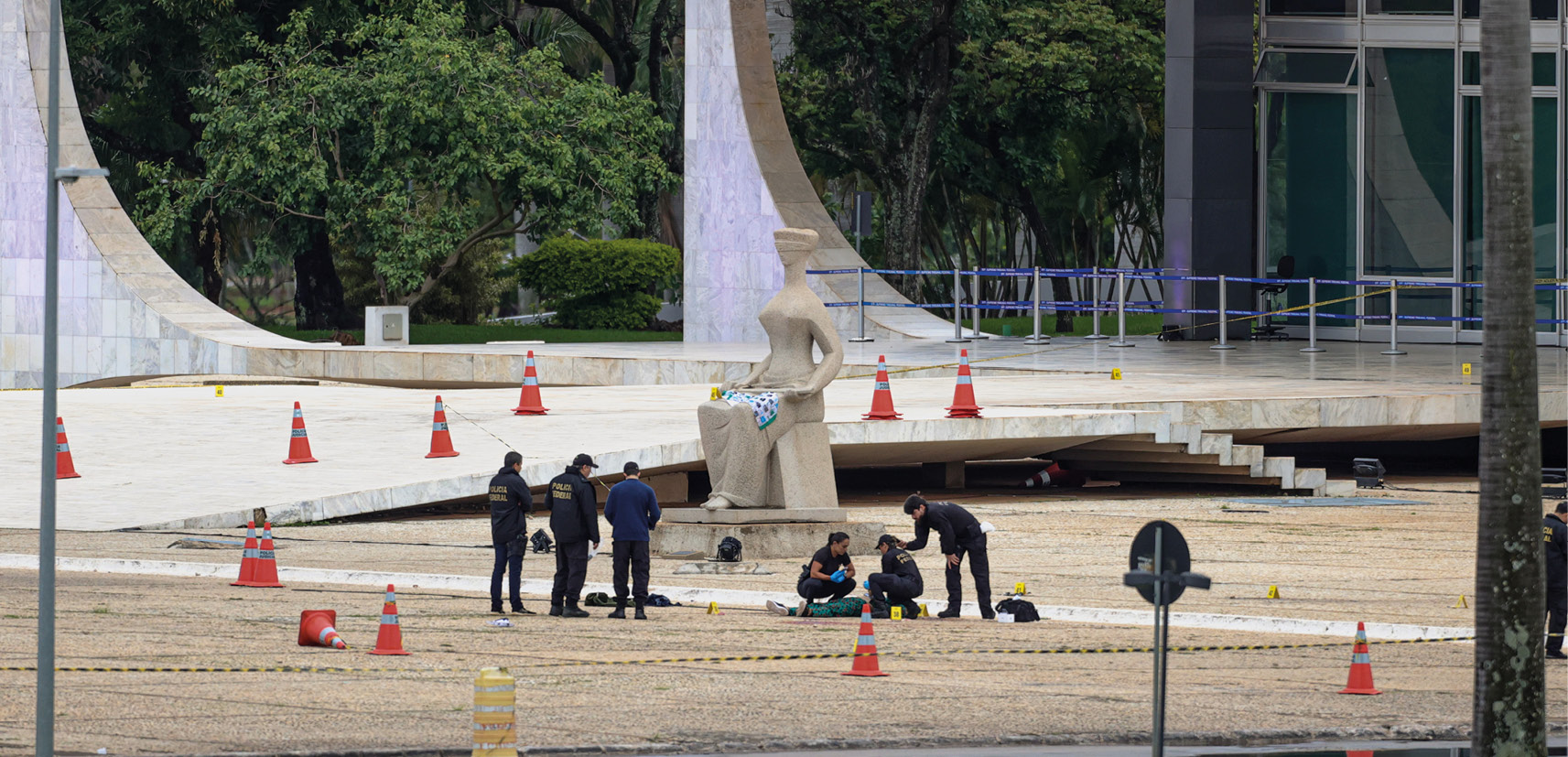 Policiais examinam o corpo de Francisco Wanderley Luiz, autor das explosões na Praça dos Três Poderes: materialização do radicalismo de extrema direita