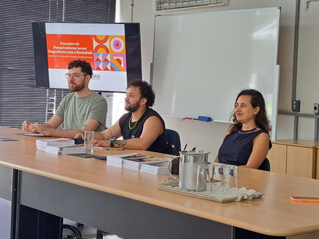 Gustavo Gonçalvez (à esq.), Joaquim de Souza e Lais Fraga durante a mesa de abertura, que destacou o cooperativismo e a autogestão