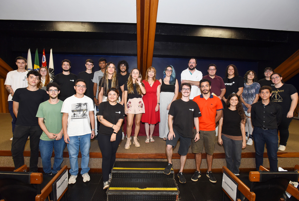 A pesquisadora Jet Propulsion Laboratory (ao centro de vestido vermelho) promoveu estudos em parceria com pesquisadores da Unicamp e realizou reuniões com grupos de alunos, pesquisadores e docentes