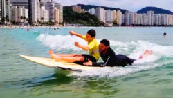 pessoa com deficiência surfando no Guarujá