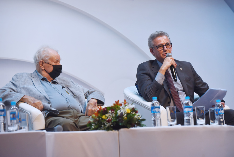 Cerqueira Leite (à esquerda) com o reitor Antonio Meirelles durante lançamento de livro, em 2022