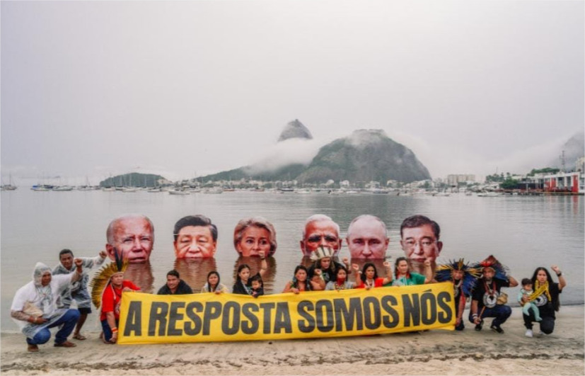 imagem: Articulação dos Povos Indígenas do Brasil (Apib), na reunião do G20 em novembro de 2024: na faixa está  “A Resposta Somos Nós”.