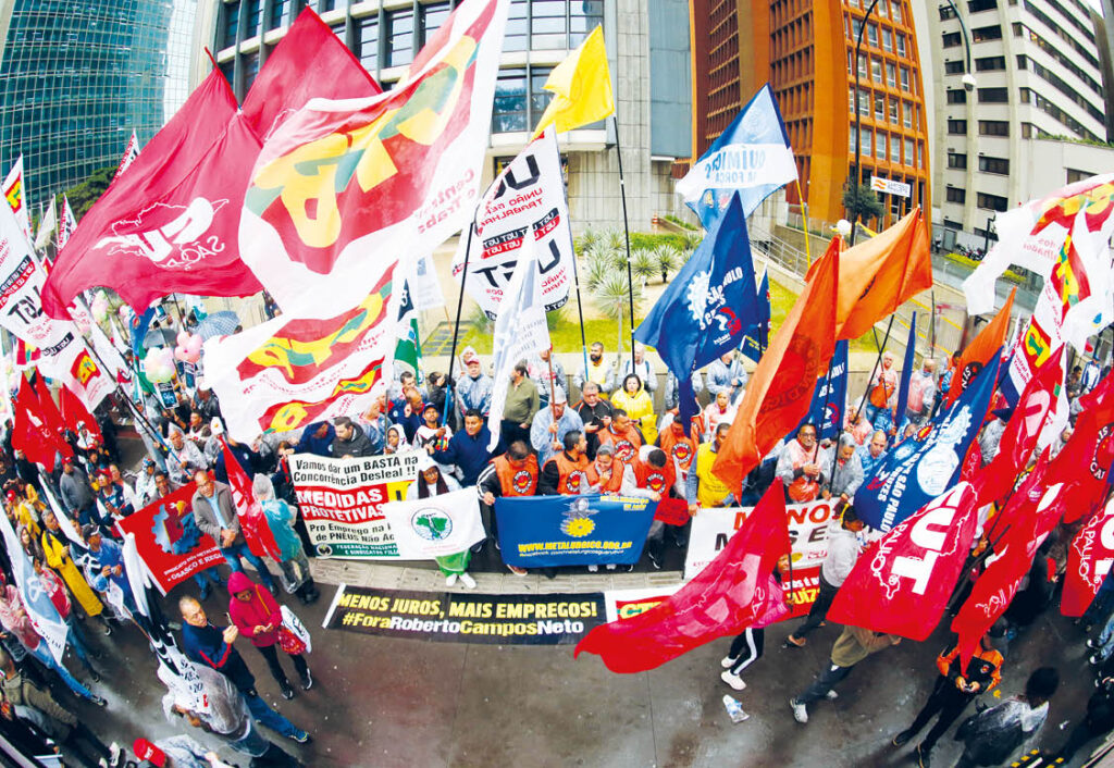 Integrantes de centrais sindicais fazem ato contra os juros altos, em julho deste ano, em frente ao Banco Central, na Avenida Paulista, em São Paulo: pesquisa levou em conta índice de representatividade de 2008 a 2016