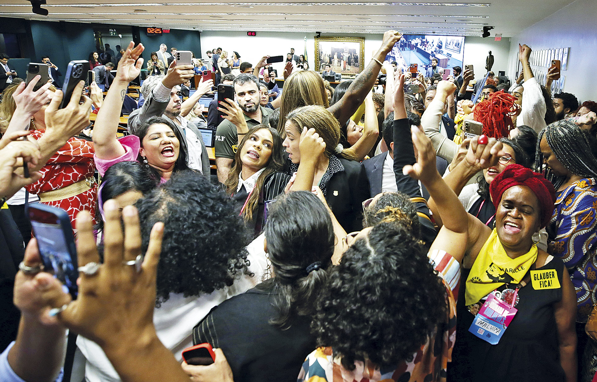 Manifestantes tentam parar votação em reunião da Comissão de Constituição e Justiça e de Cidadania da Câmara dos Deputados, que aprovou, no final de novembro, proposta de emenda constitucional prevendo a proibição do aborto legal: retrocesso e impasse