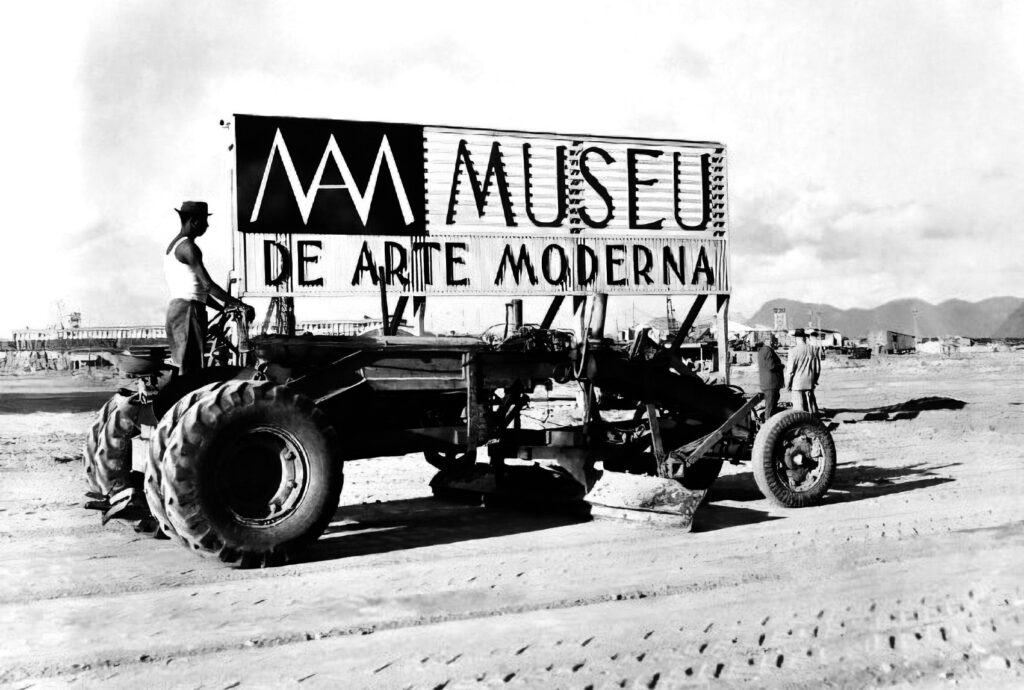 Trator prepara o terreno para a construção do MAM, no Rio de Janeiro, em 1954: cidade era cenário de articulações entre embaixadas e outras instituições