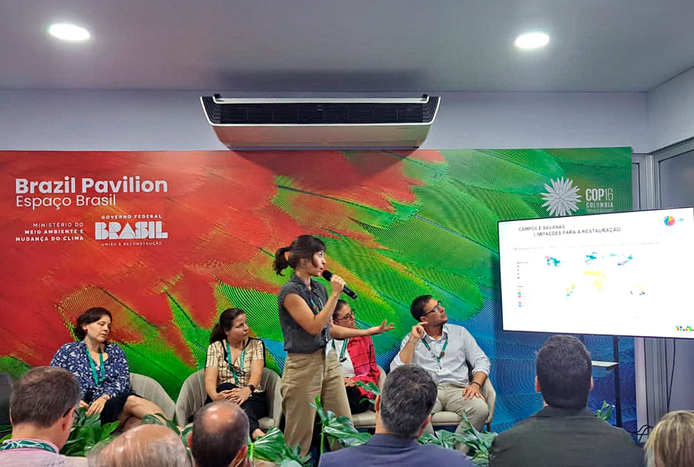 Apresentação da carta durante a COP16, em novembro de 2024, na Colômbia por Franciele Peixoto: adesão de 137 cientistas de todo o mundo