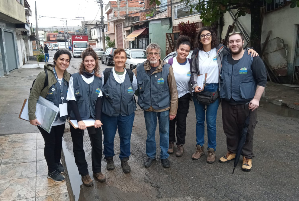 Equipe da Unicamp durante trabalho para a produção do mapa de áreas de risco em Itaquaquecetuba