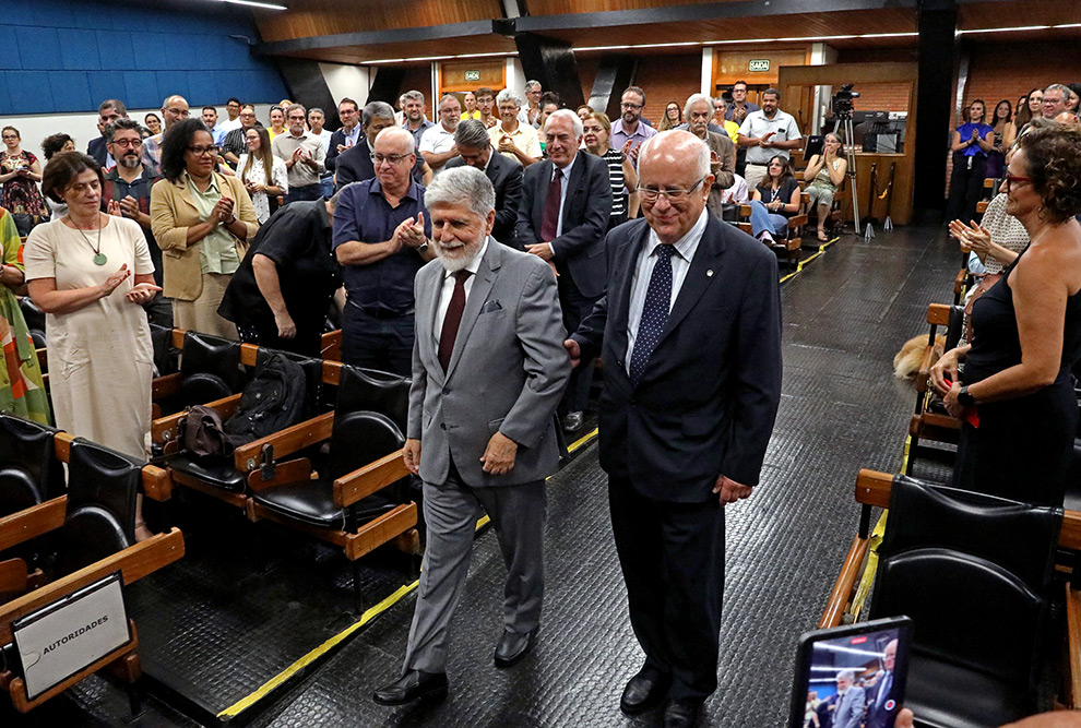 Realizada no Centro de Convenções na tarde desta segunda-feira (24), a solenidade de concessão do título atraiu diplomatas, além de representantes de diversos órgãos da Unicamp 