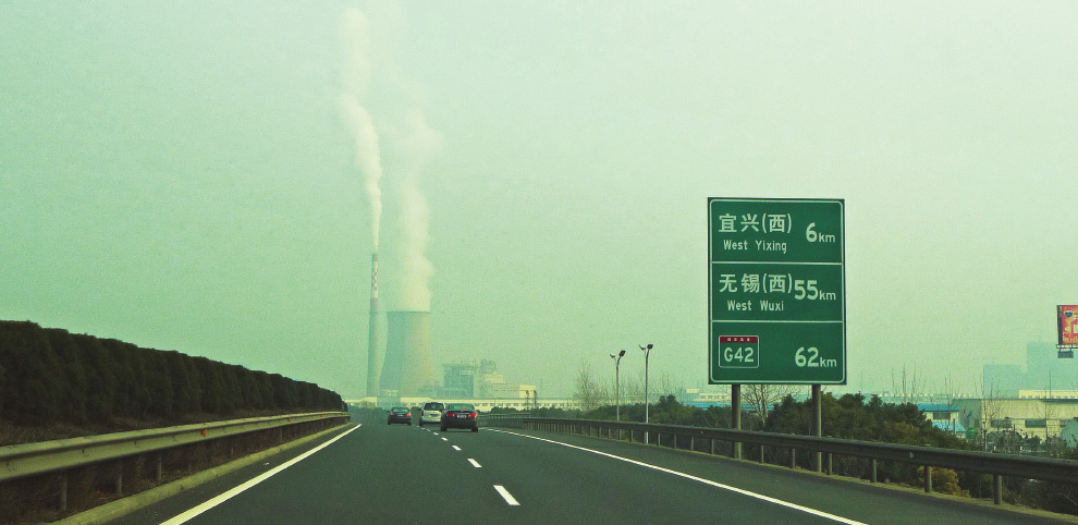 Usina termoelétrica de carvão nas proximidades de rodovia entre as cidades chinesas de Liyang e Yixin: redução de emissões está entre as medidas adotadas por Pequim