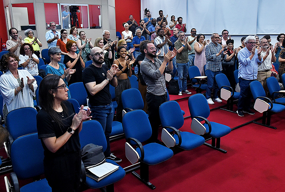 A cerimônia de entrega do título aconteceu sob aplausos no IFCH