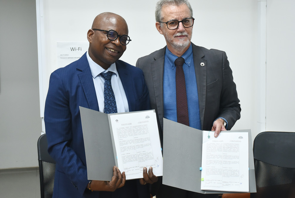 O vice-reitor da Universidade de Maputo, José Castiano e o reitor da Unicamp, Antonio Meirelles durante assinatura do acordo de cooperação 