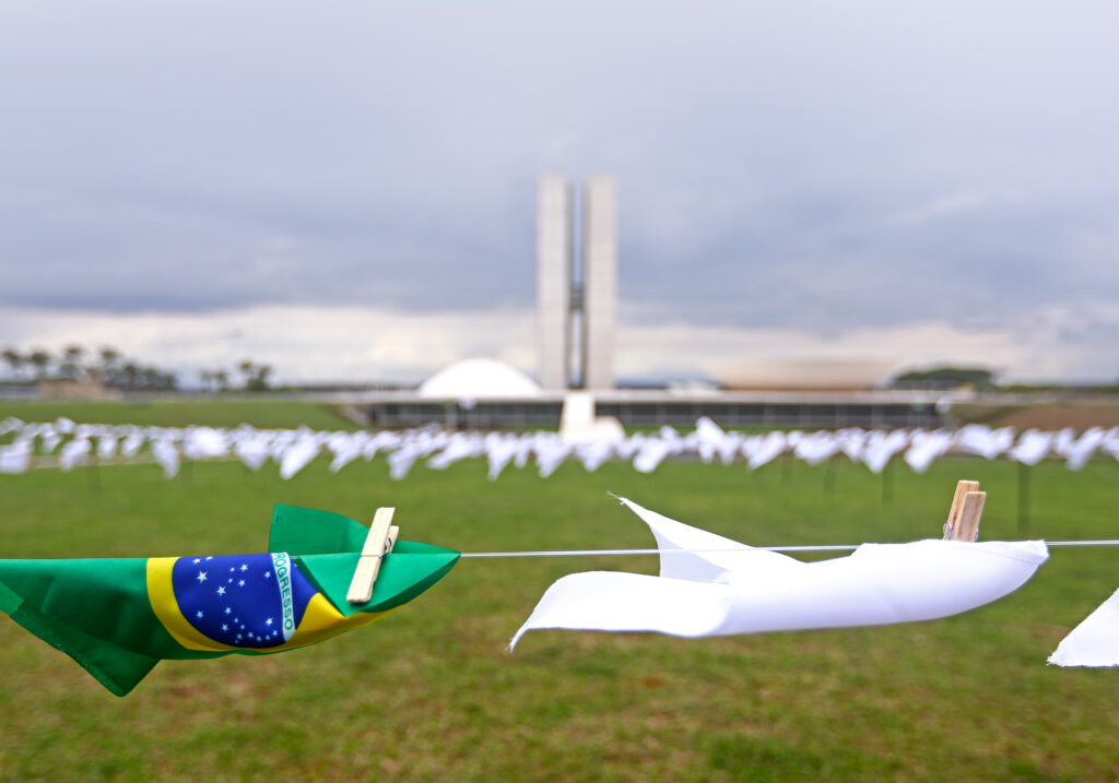 Lenços estendidos homenageiam vítimas da covid durante manifestação realizada em 2021, em frente ao Congresso Nacional