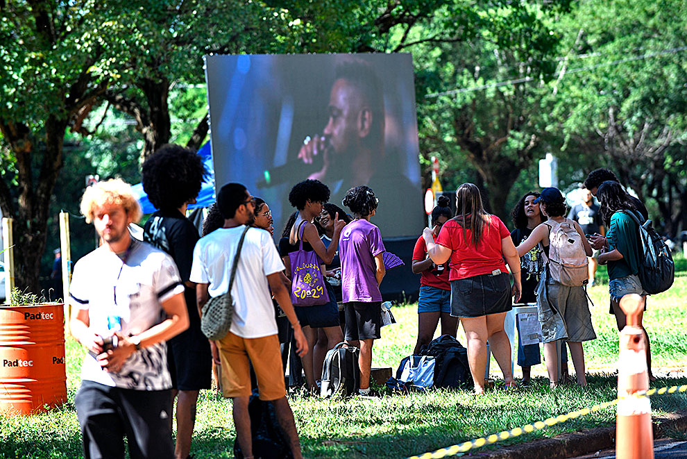 Fãs se aglomeraram em frente ao Centro de Convenções; telão permitiu ao público assistir à cerimônia   