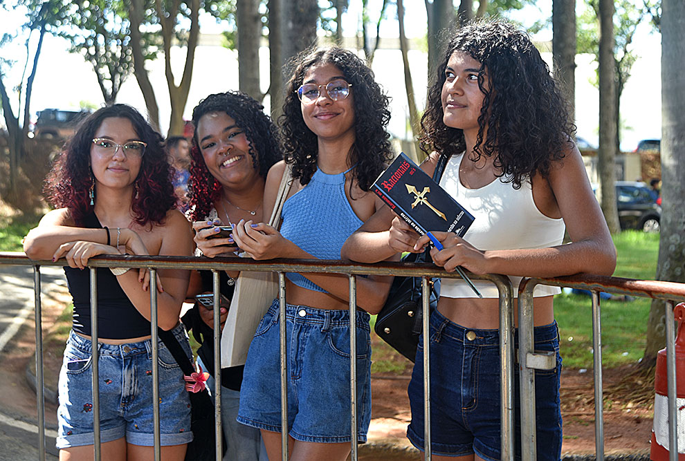 Fãs se aglomeraram em frente ao Centro de Convenções; telão permitiu ao público assistir à cerimônia   