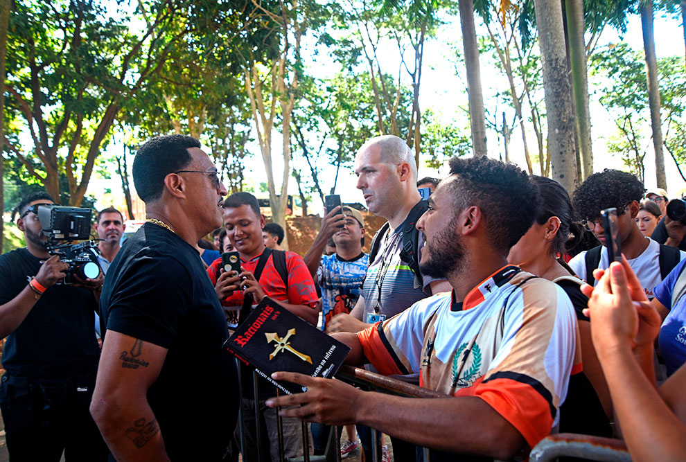 Fãs se aglomeraram em frente ao Centro de Convenções; telão permitiu ao público assistir à cerimônia   