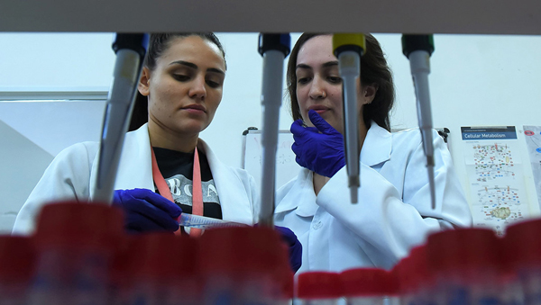 Duas mulheres em laboratório