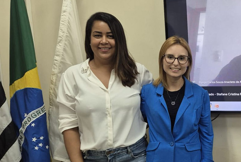 Stefane Oliveira (à esq.), autora do trabalho, e a professora Marília Visacri, orientadora: defendendo um maior intercâmbio de informações entre o Judiciário e o Executivo