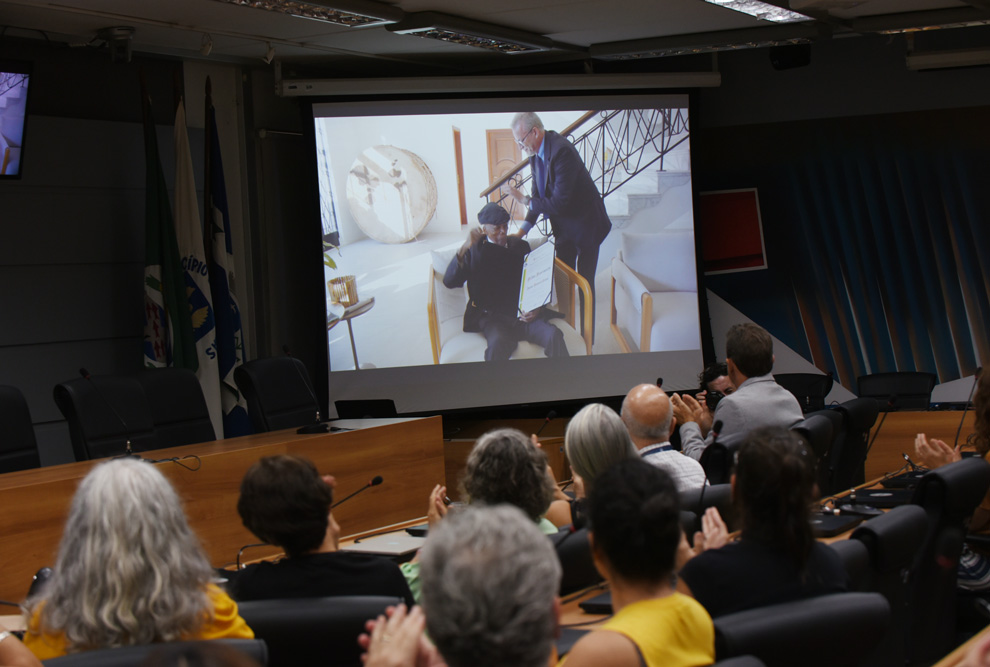 Cerimônia realizada nesta quinta-feira (10) exibiu o vídeo da entrega do título a Milton Nascimento em sua residência, no Rio de Janeiro