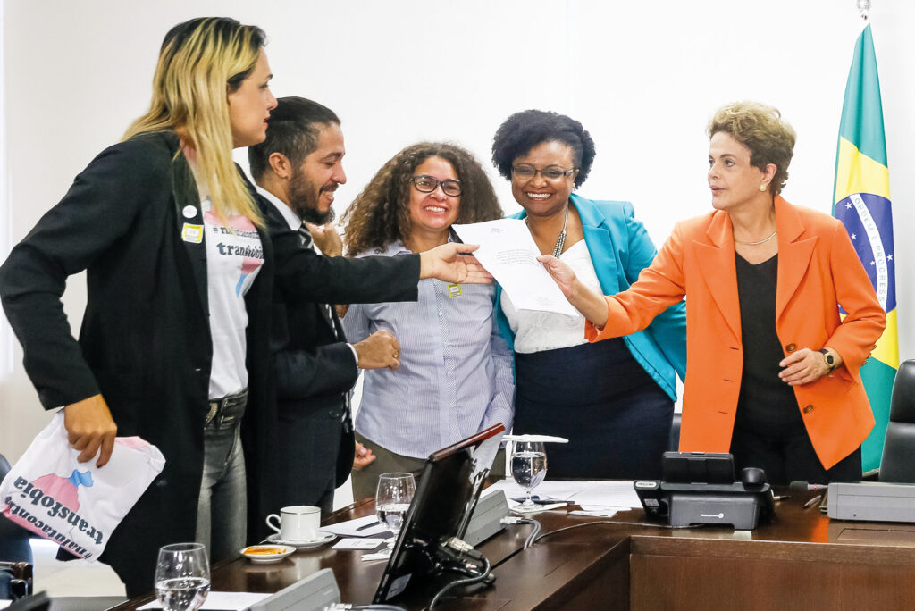 A então presidente Dilma Rousseff assina decreto, em abril de 2016, que instituiu e reconheceu a identidade de gêneros de travestis e transexuais na administração pública direta e indireta: falta de um sistema integrado é um dos obstáculos