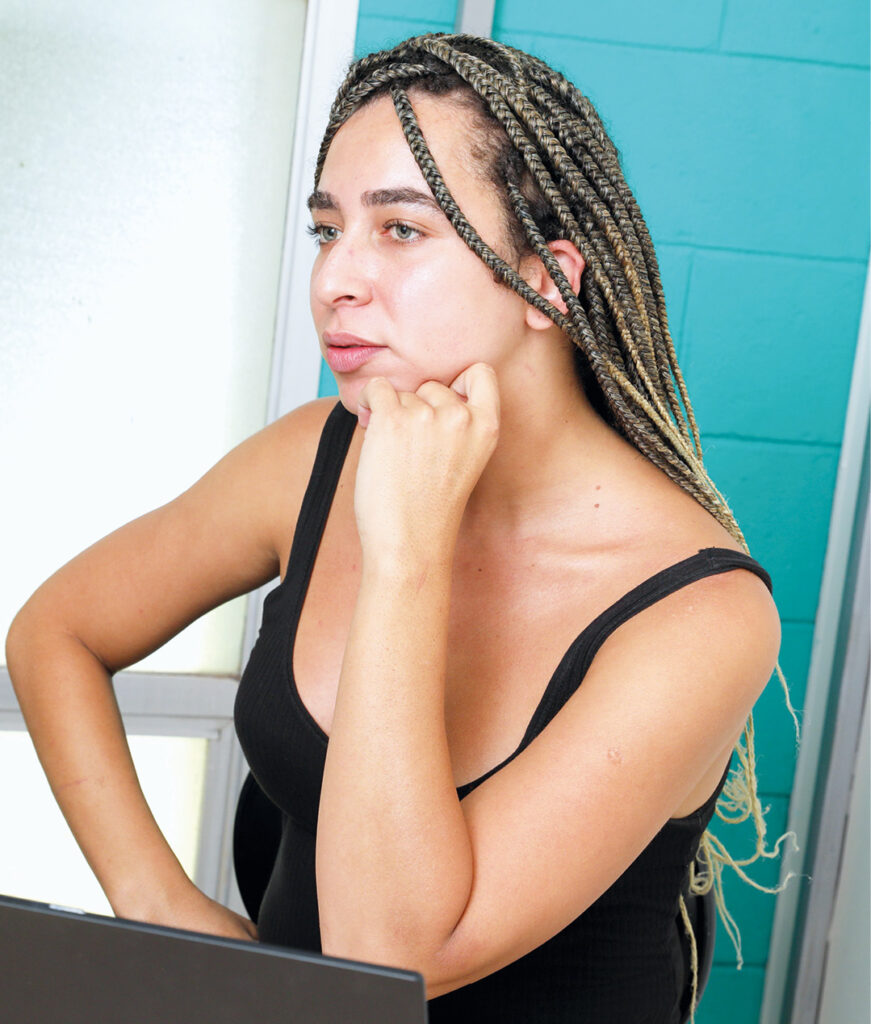 Elis Rosa dos Santos Simão, autora da dissertação: abordando a “lógica da suspeição” e a transfobia institucional