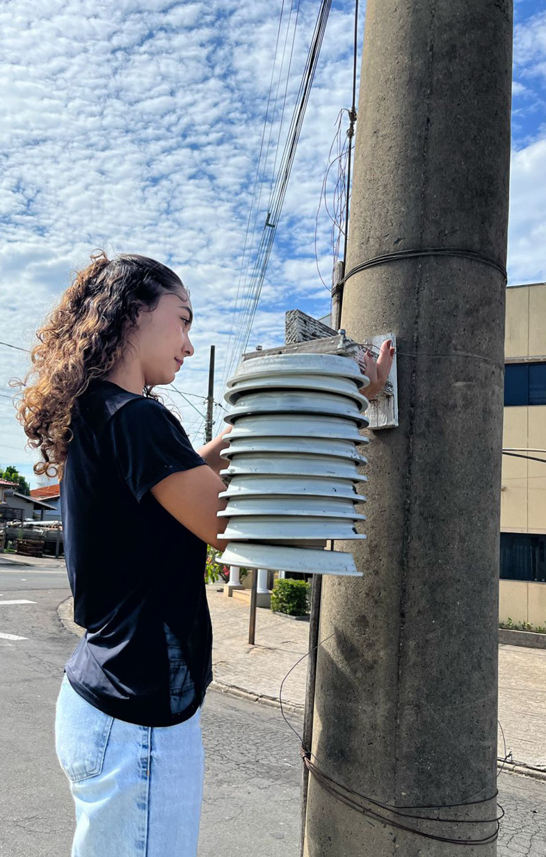 Fernanda Pestana, que colaborou no desenvolvimento de equipamentos, e o sensor: checagem de dados