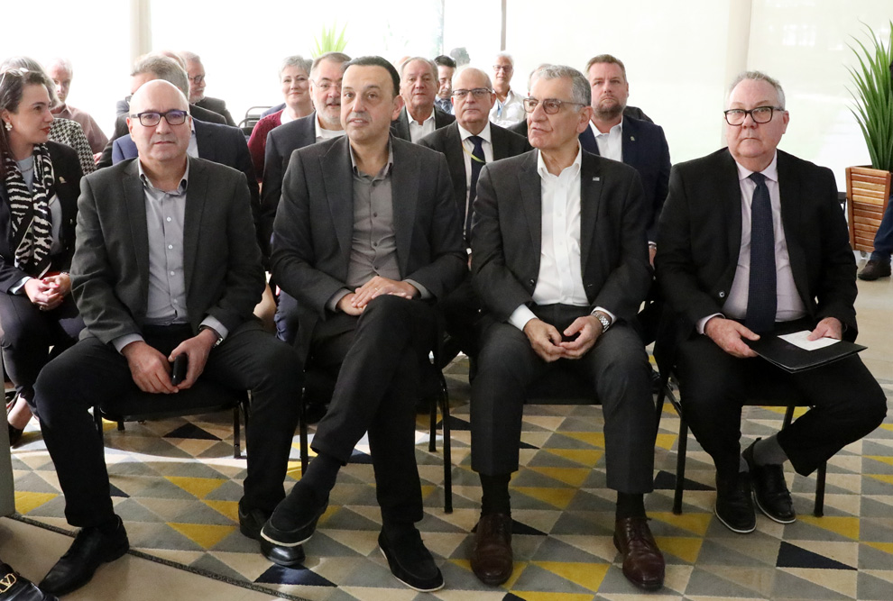 O prefeito Dario Saadi (esq.); governador em exercício Felício Ramuth, o secretário Vahan Agopyan e o reitor Paulo Cesar Montagner