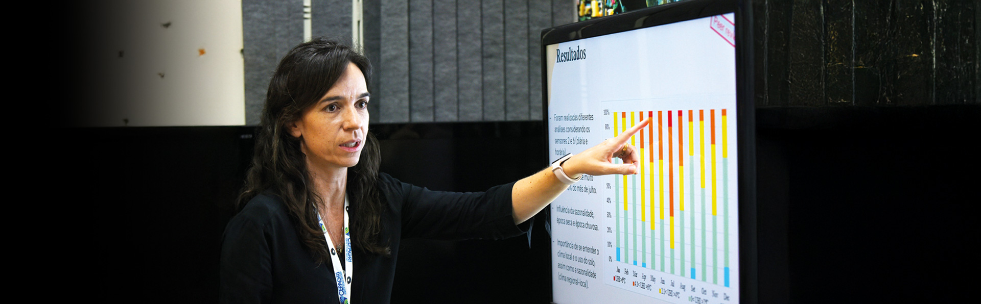 A professora Priscila Coltri, diretora do Cepagri e orientadora da tese, mostra tabela com as variações de temperatura: fenômeno ocorreu com maior intensidade no inverno