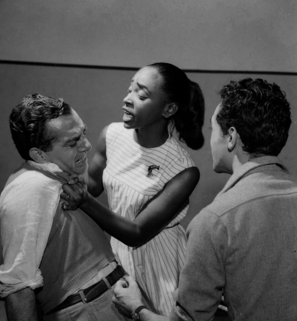 Nelson Rodrigues contracena com Léa Aguiar em “Perdoa-me por me traíres”, em montagem de 1957: registro raro