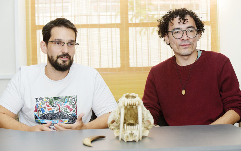 O professor Mathias Pires (à esq.), orientador, e o biólogo João Claudio Nascimento, autor da tese: análises quantitativas e estudo sobre as mudanças ambientais