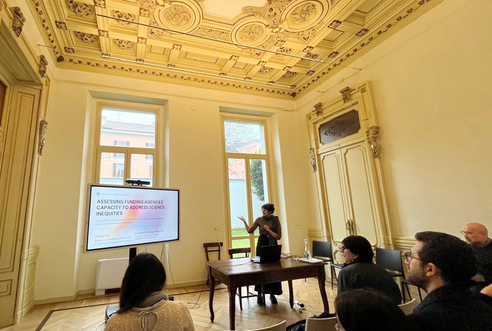Uma das autoras do artigo, a pós-doutoranda Yohanna Juk durante apresentação do estudo em evento internacional
