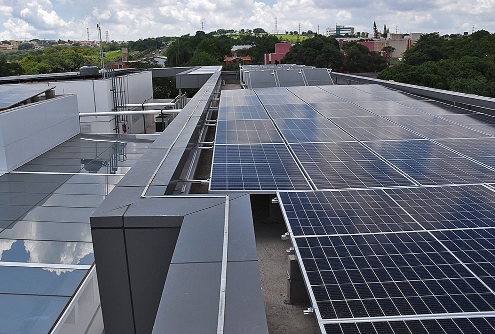 Placas fotovoltaicas instaladas no prédio do Instituto de Otorrinolaringologia (IOU); no indicador Sustentabilidade, a Unicamp obteve pontuação de 79,5