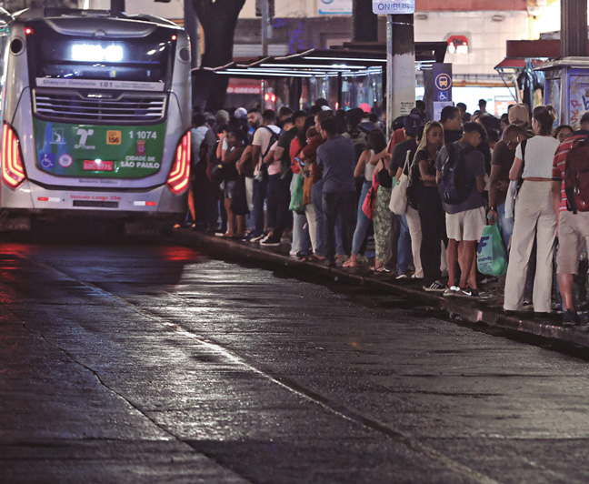 Ponto de ônibus lotado no Largo do Paissandu, na região central de São Paulo, depois de chuva que alagou a cidade no começo do ano