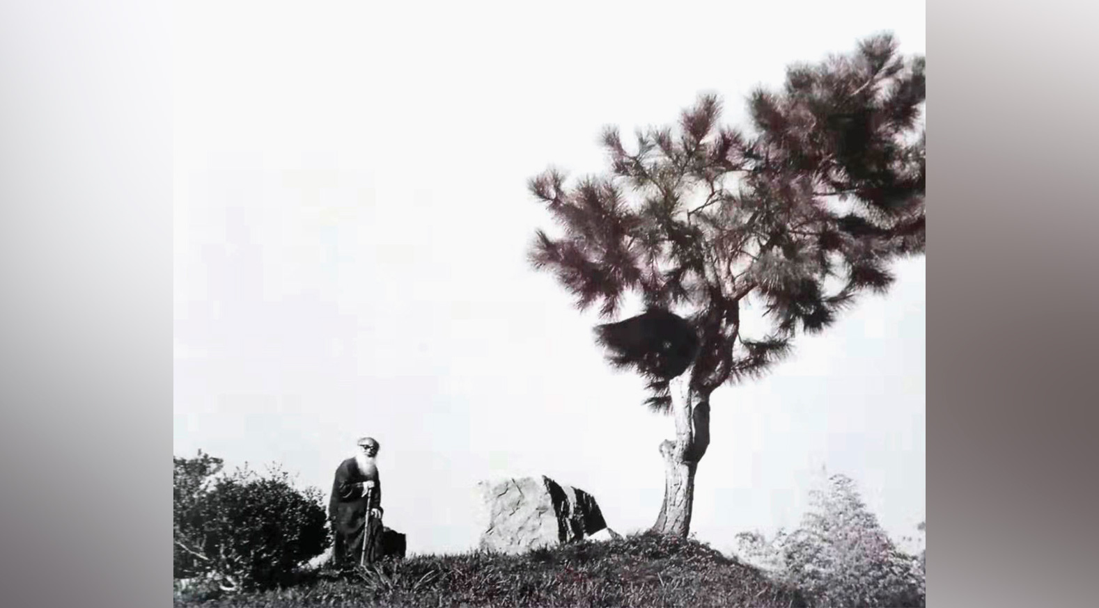 Zhang Daqian em um dos espaços do jardim por ele projetado: artista não deixou rastros depois de sair do país, em 1973