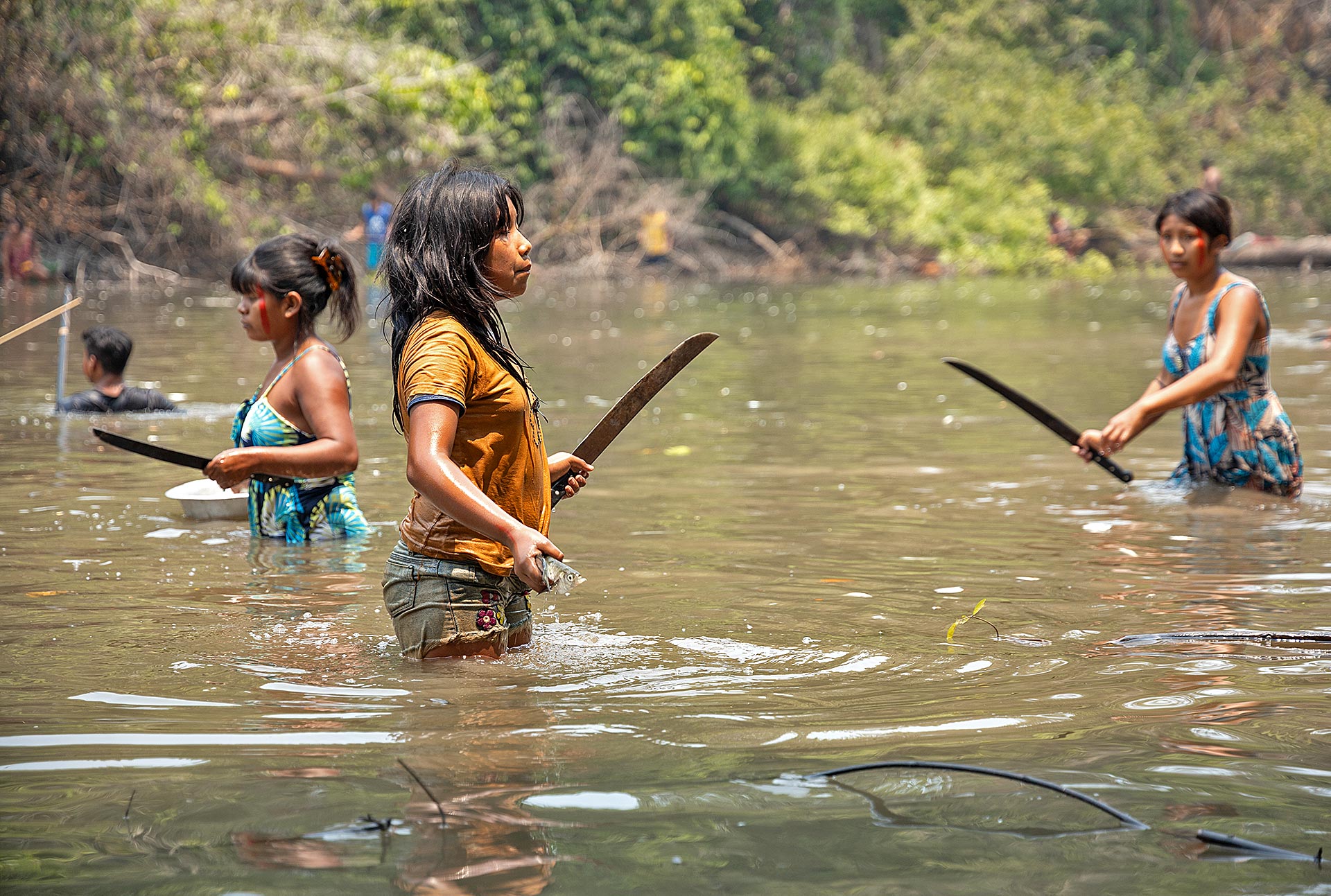 À esquerda, mulheres na aldeia Kotikô; ao centro e à direita, cenas do ritual do Timbó (Fotos: Marcos Botelho Jr.)